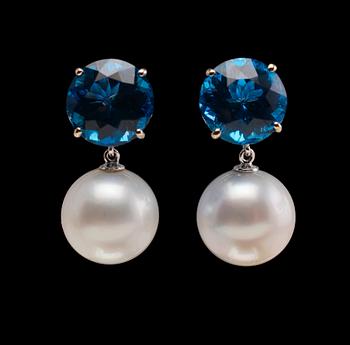 A PAIR OF EARRINGS, Brazilian blue topaz 17.05 ct. South sea pearls 14 mm. 14K gold.