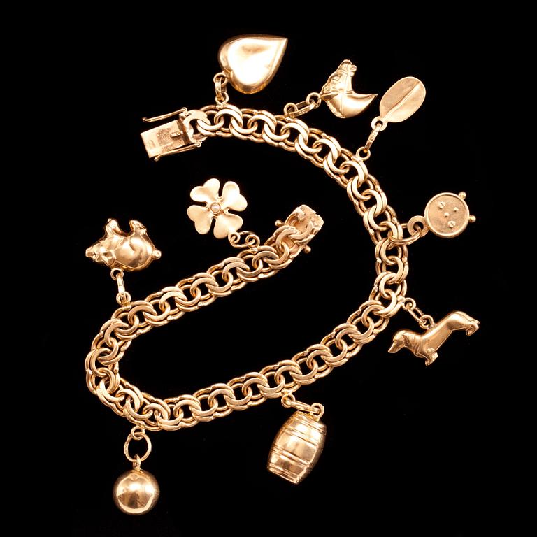 ARMBAND, 18k guld med berlocker. 1964. Vikt ca 24 g.