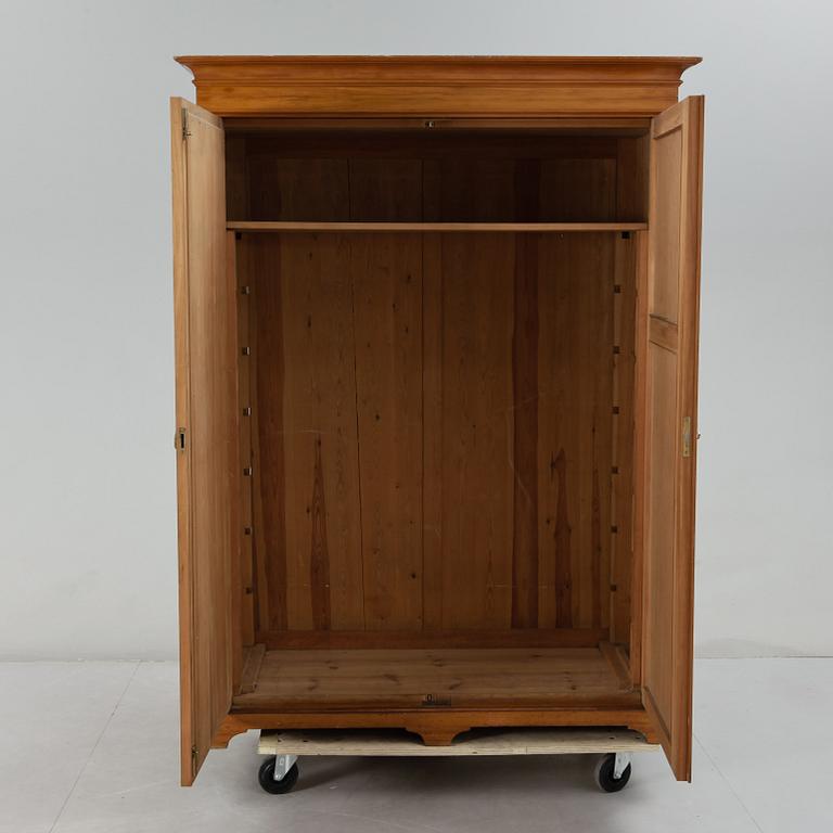 KLÄDSKÅP, sekelskiftet 1900.