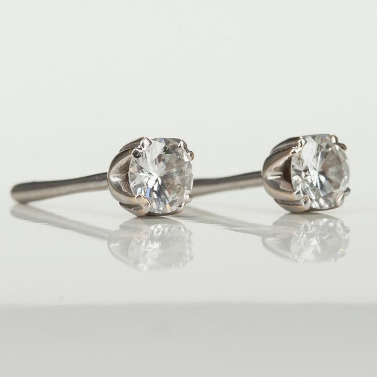 ÖRHÄNGEN, 18K vitguld, briljantslipade diamanter tot. 0,40 ct. Vikt 1,2 g.