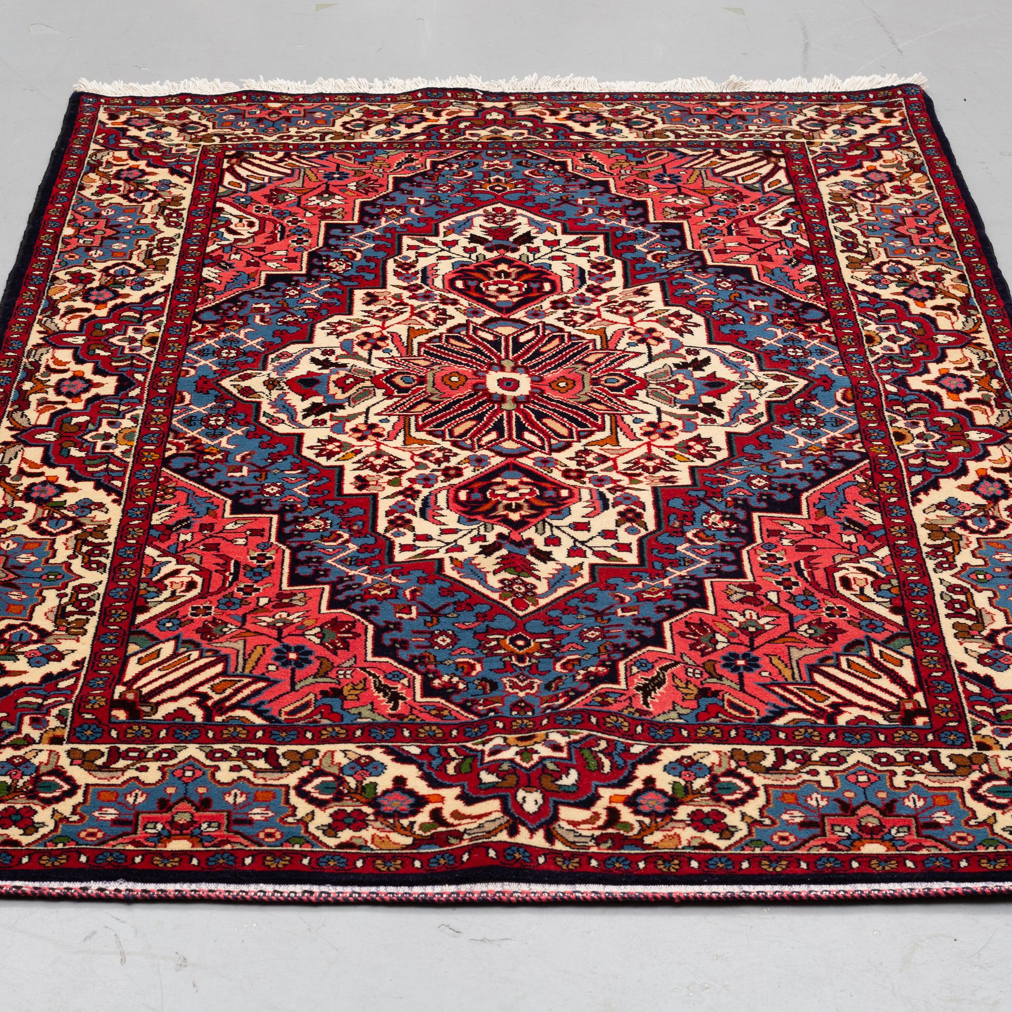 A carpet, Hamadan 200 x 134 cm.