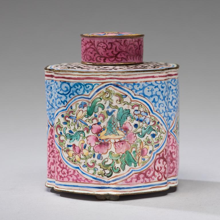 An enamelled tea caddy, Qing dynasty, 18th Century.