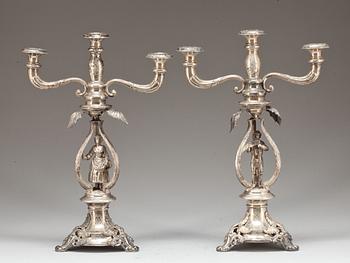 KANDELABRAR, låghaltigt silver, ett par. Polen, tidigt 1900-tal.