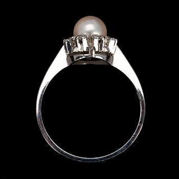RING ja ÖRHÄNGEN, vitguld 14K, pärlor med briljantslipade diamanter. Vikt tot. 5,6 g.