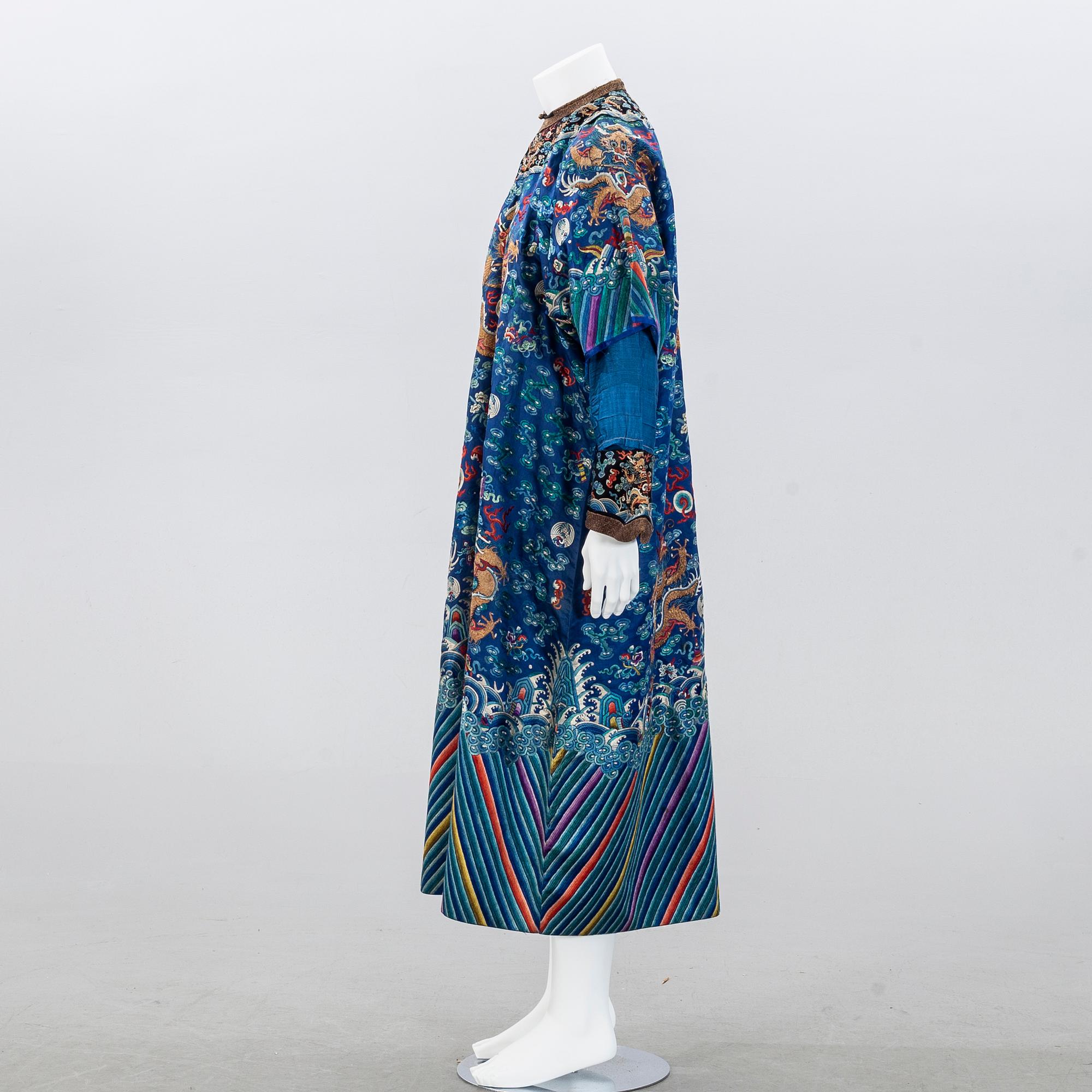 A Chinese embrodiered coat, late Qing dynasty, circa 1900.