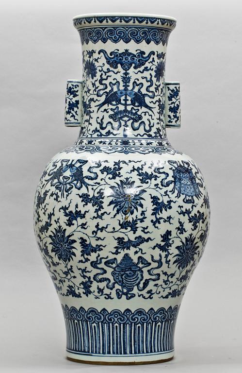 A large blue and white vase, Qing dynasty.