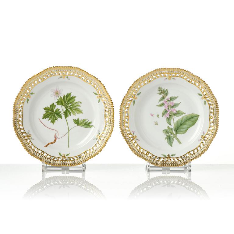 Tallrikar, 11 stycken, porslin. Royal Copenhagen,,' Flora Danica', Danmark, 1900-tal.