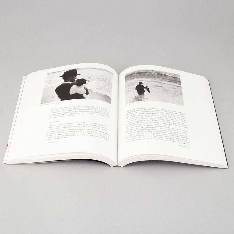 Tiofoto, 2 böcker samt 4 kataloger, några med dedikation.