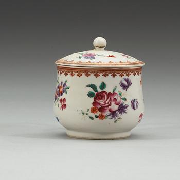 CREMEKOPPAR med LOCK, sju stycken, kompaniporslin. Qing dynastin, Qianlong (1736-95).