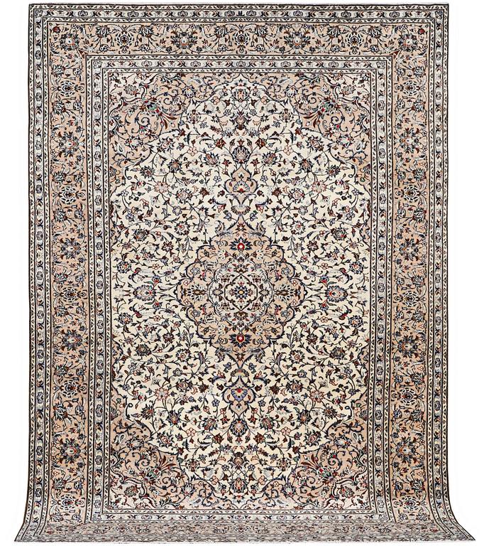 A carpet, Kashan, ca 353 x 243 cm.