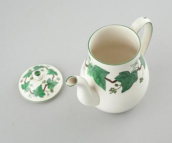 22 pieces of "Napoleon Ivy" in earthenware, made by Wedgewood, 20th century.