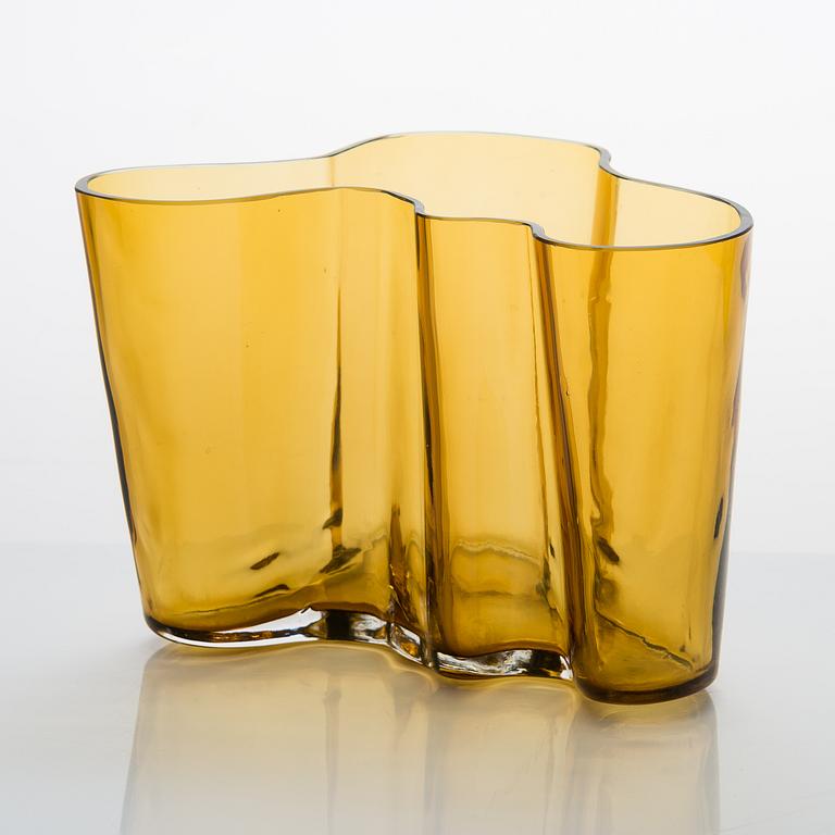 Alvar Aalto, A '9750' vase Karhula Glassworks 1937-1949. Finland.