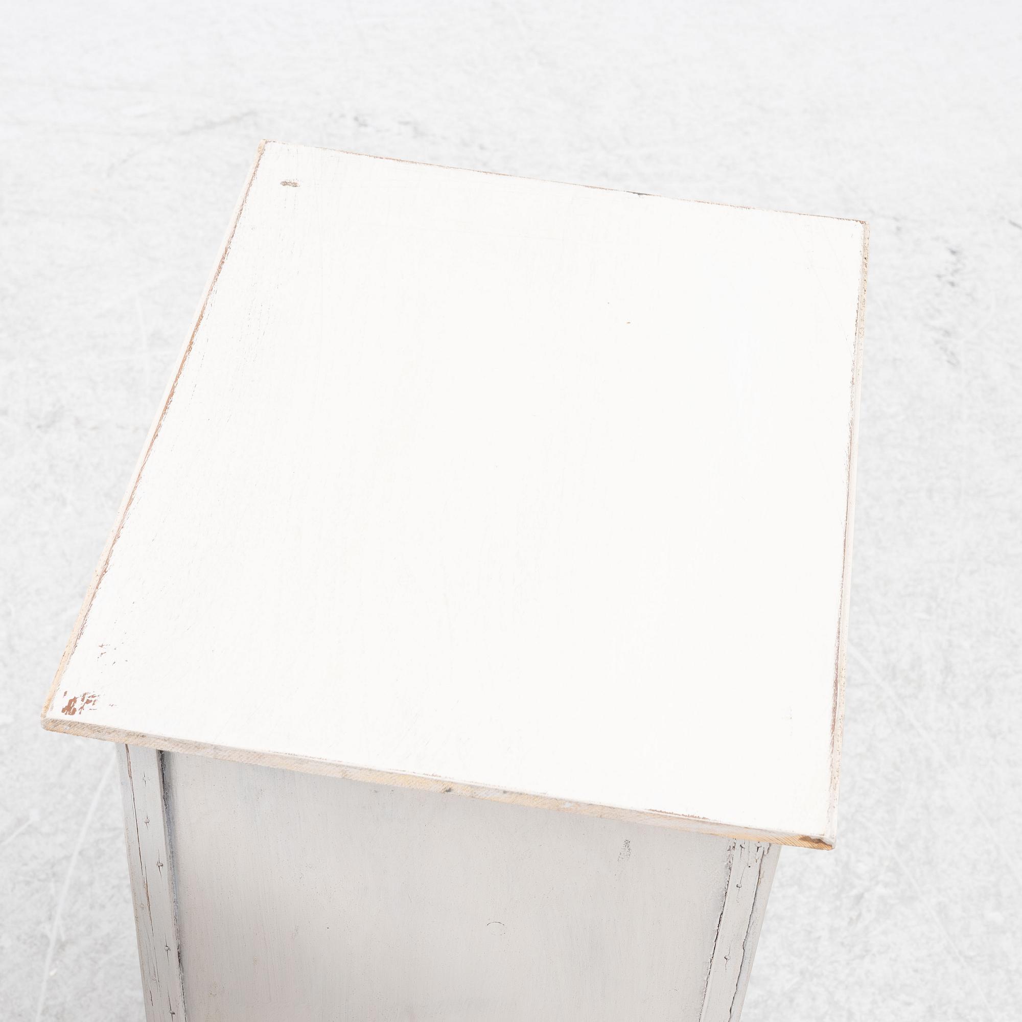 Bedside tables/chests of drawers, a pair, contemporary.