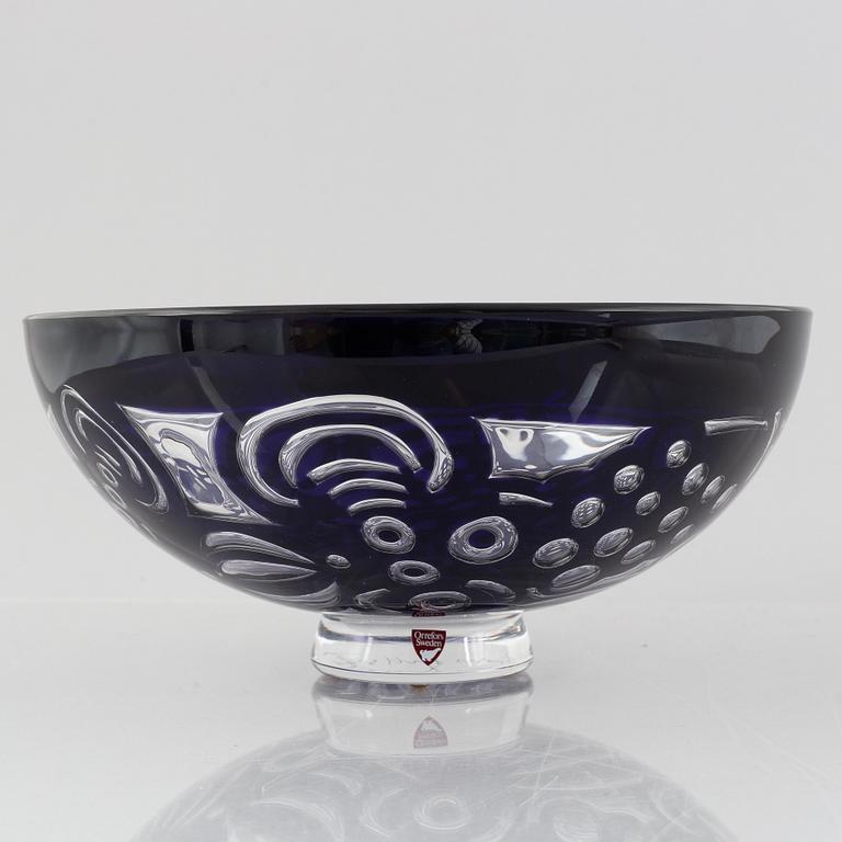 Lars Hellsten, an 'ariel' glass bowl, Orrefors Gallery 1988.