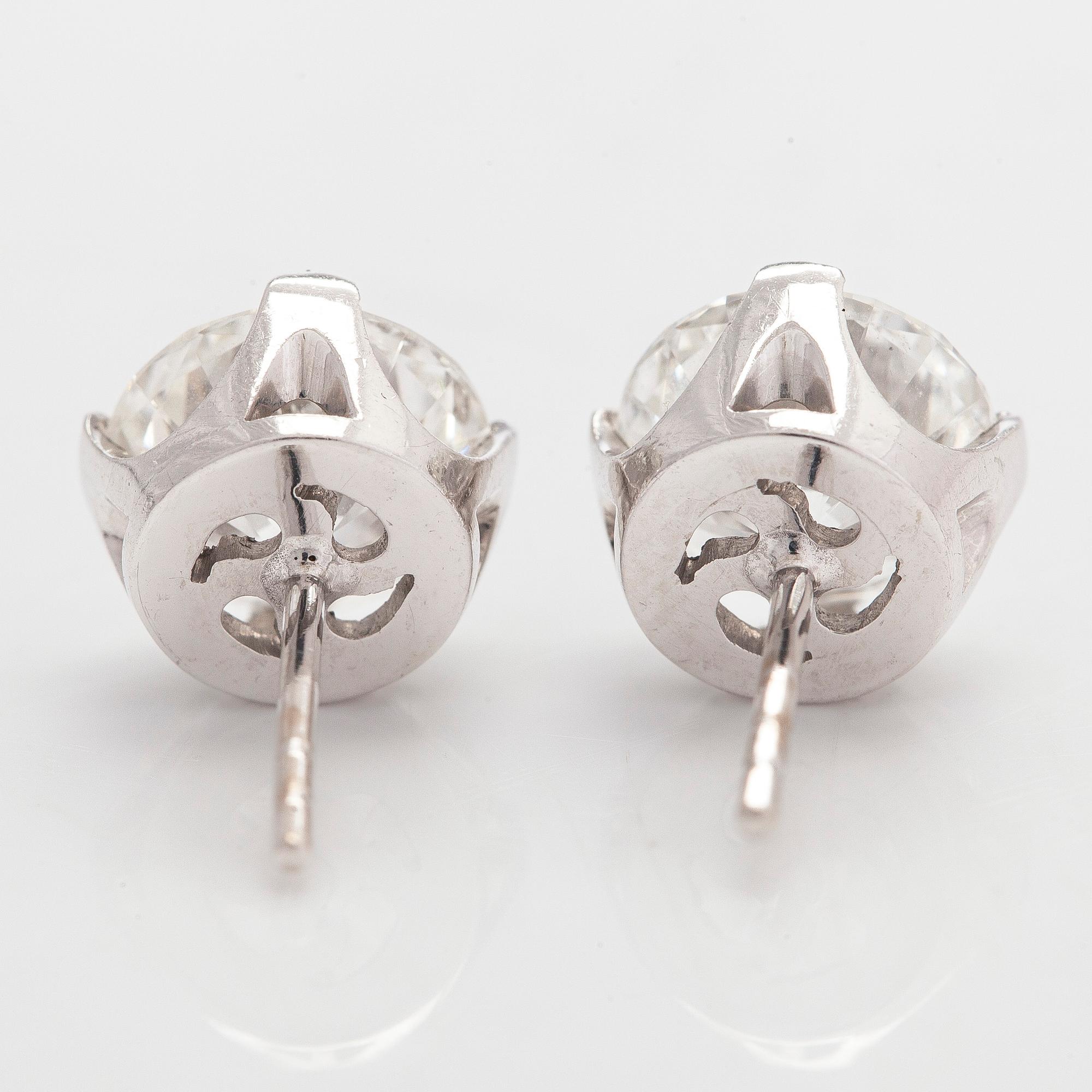 A pair of brilliant-cut diamond stud earrings in 18K white gold.