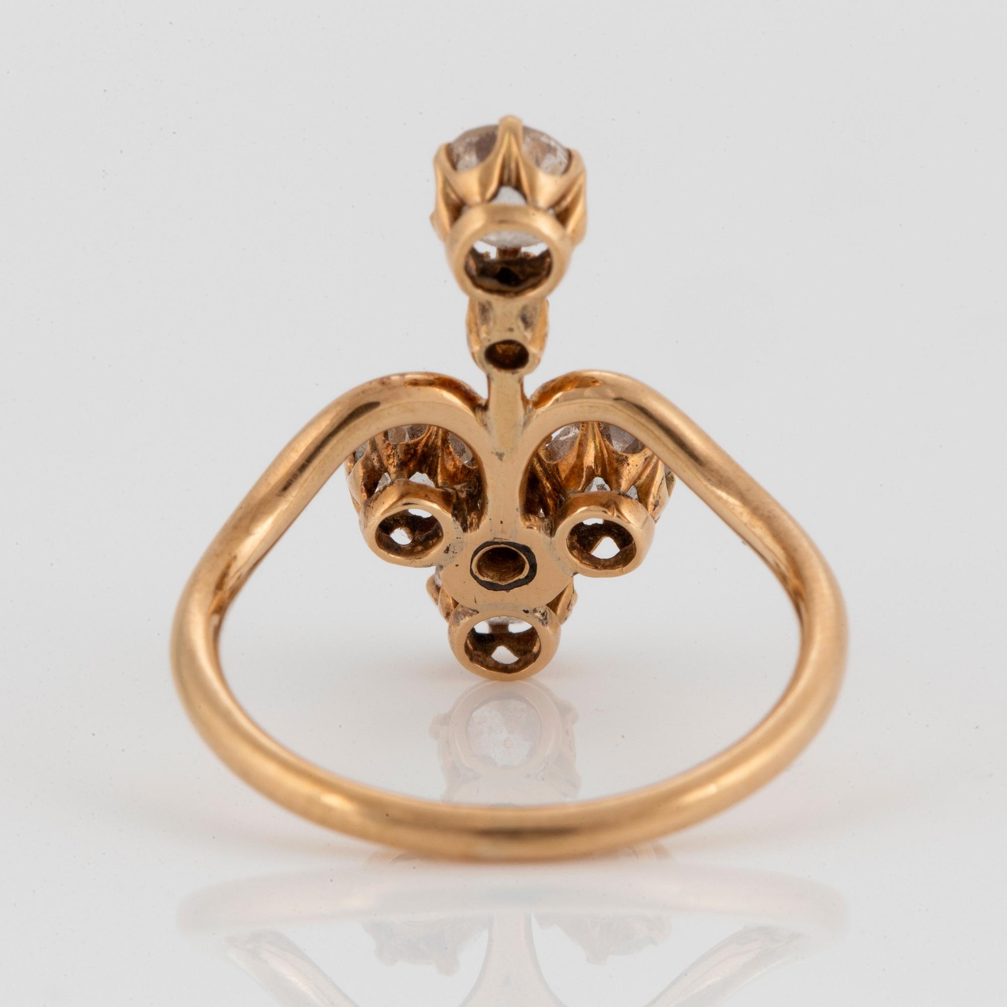 Ring 14K guld med gammal- och rosenslipade diamanter totalvikt ca 0.75 ct.