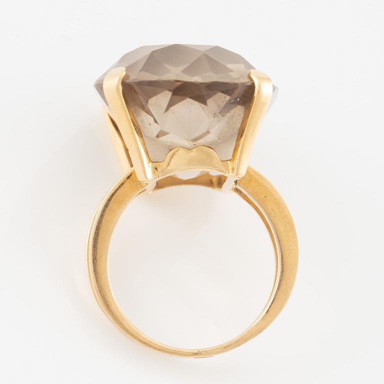 Ring, 18K guld med rökkvarts.