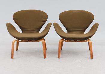 FÅTÖLJER, 1 par, "Svanen", Arne Jacobsen, Fritz Hansen, Danmark 1960-tal.