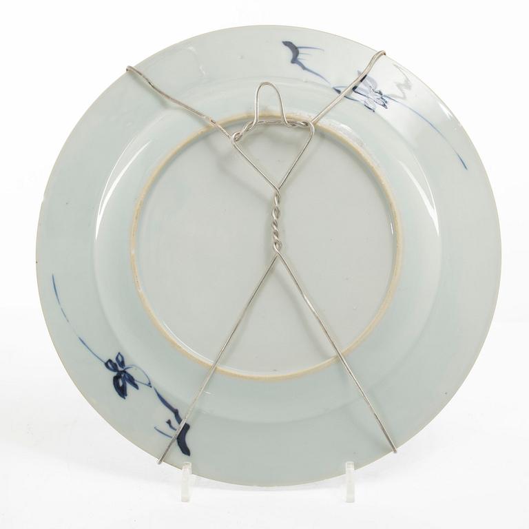 Tallrikar, tre stycken, porslin, Kina, Qingdynastin, Qianlong (1736-95).