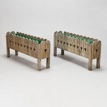 A pair of pine flower benches.