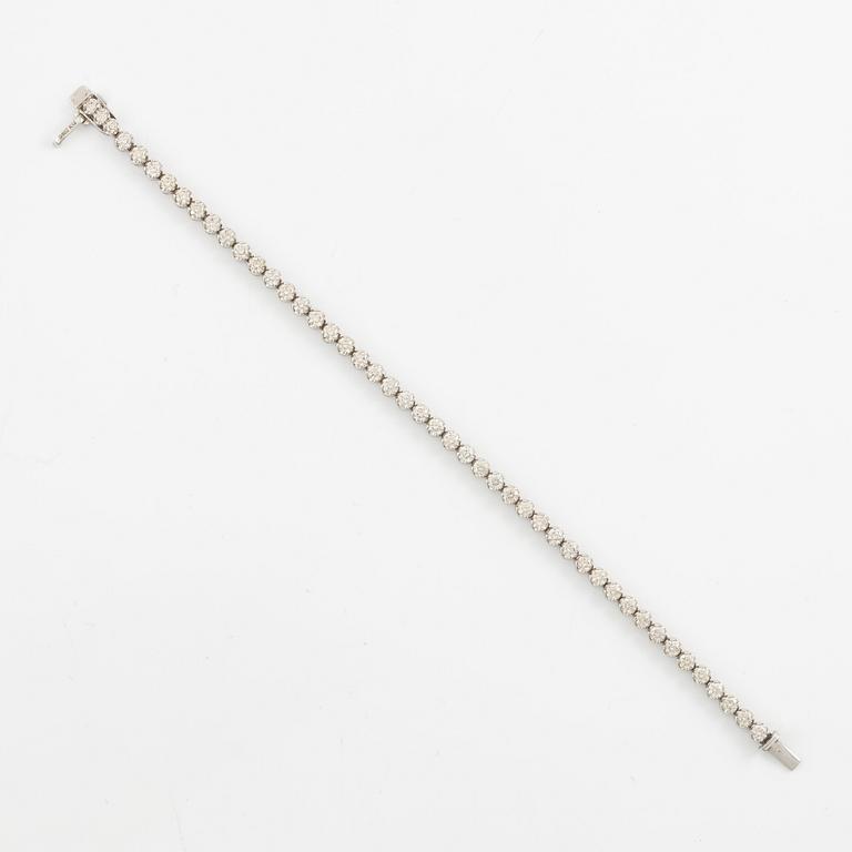 Tennis bracelet 18K white gold with brilliant-cut diamonds.