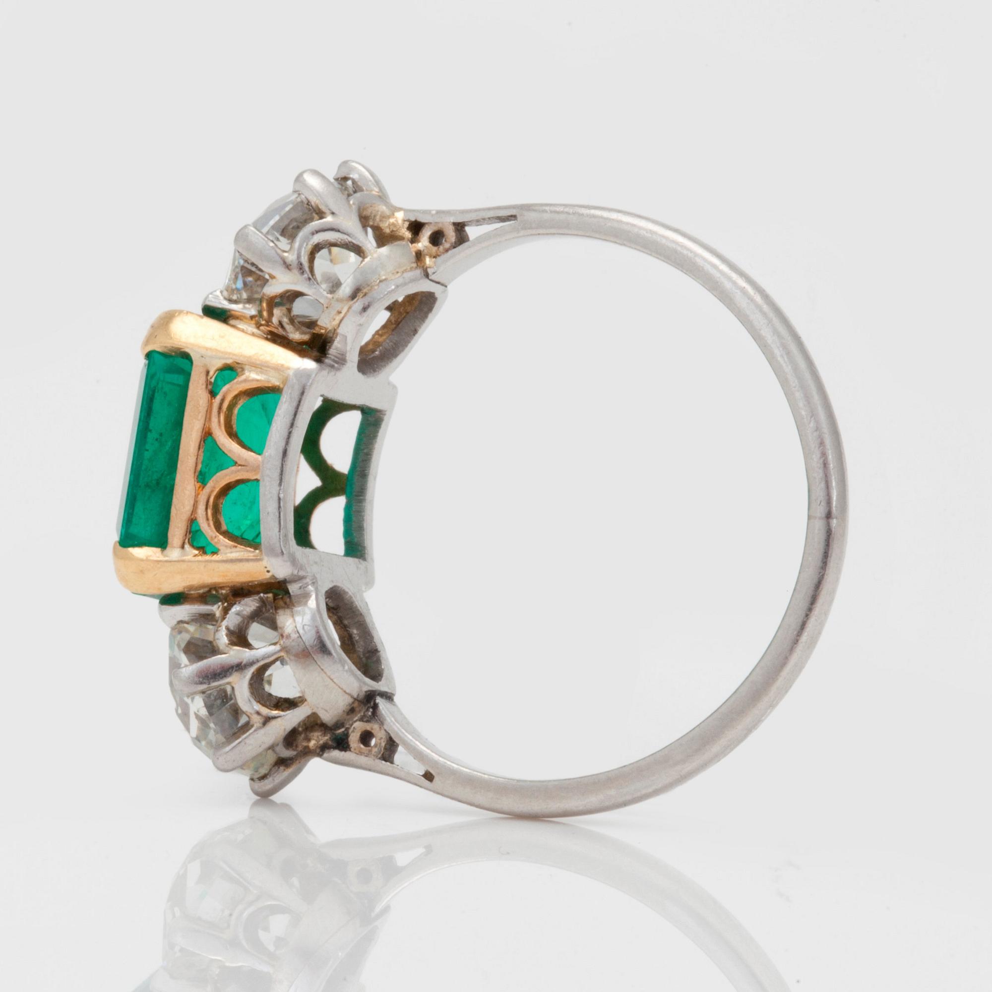 RING med diamanter samt smaragd.