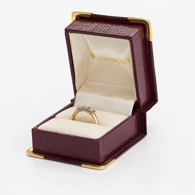 Sormus, 18K kultaa, princesshiottuja timantteja n. 0.39 ct yht. Kultakeskus, Tampere 2007.