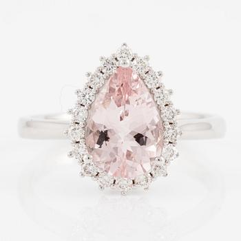 Ring in 18K white gold with a pear-shaped morganite and brilliant-cut diamonds.