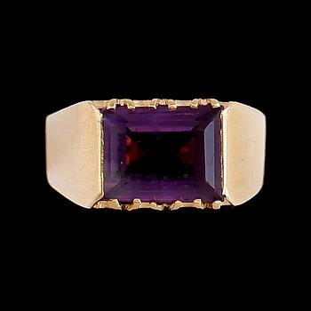RING, 18K guld, svenska stämplar Stigbert 1962, ametist. Vikt ca 4,9 g.