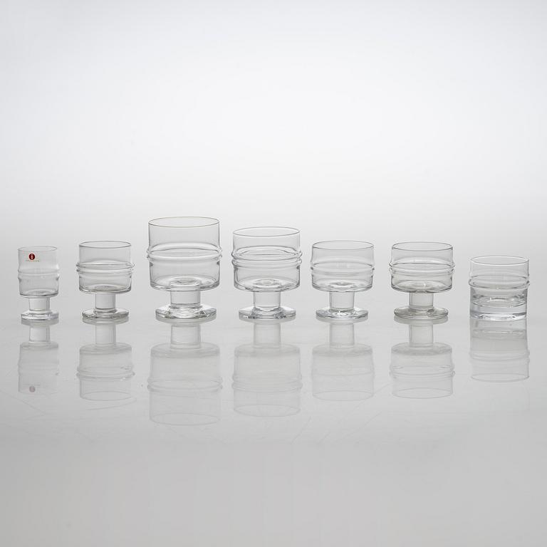 Timo Sarpaneva, glasuppsättning, glas, 59 delar, "Droppring" för Iittala. Formgiven 1963.