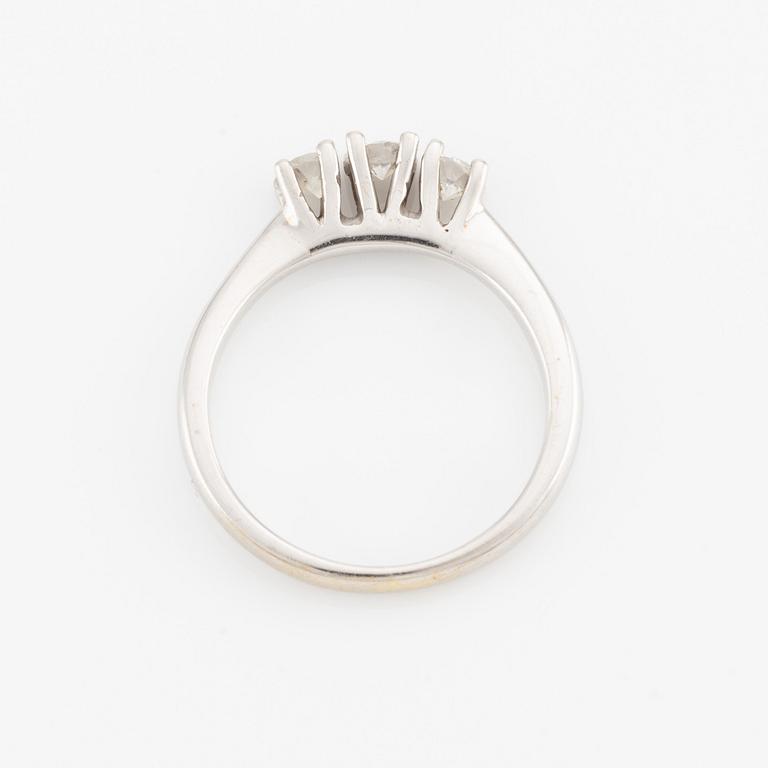 Ring in 18K white gold with three brilliant-cut diamonds.