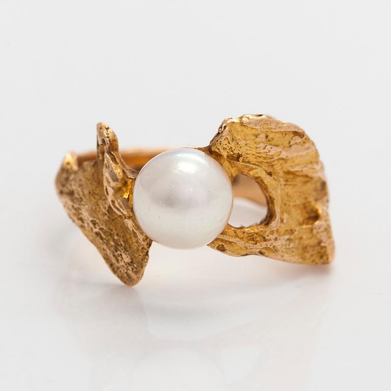 Björn Weckström, sormus, 14K kultaa ja viljelty helmi. Lapponia 1969.