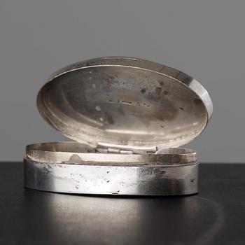 A late Gustavian tumbler and snuff-box, circa 1800.