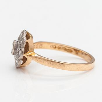 An 18K gold ring with diamonds ca. 0.35 ct in total. Kultakeskus, Hämeenlinna 1992.