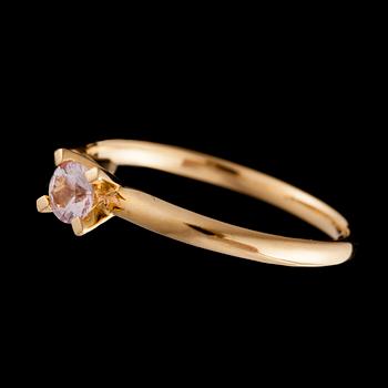 RING, 18K guld, pink safir n. 0,10 ct. Vikt 2,1 g.