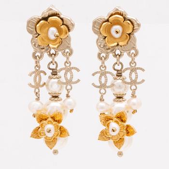 Chanel earrings, metal and costume pearls, approx 1,5 x 4 cm, original case and box.