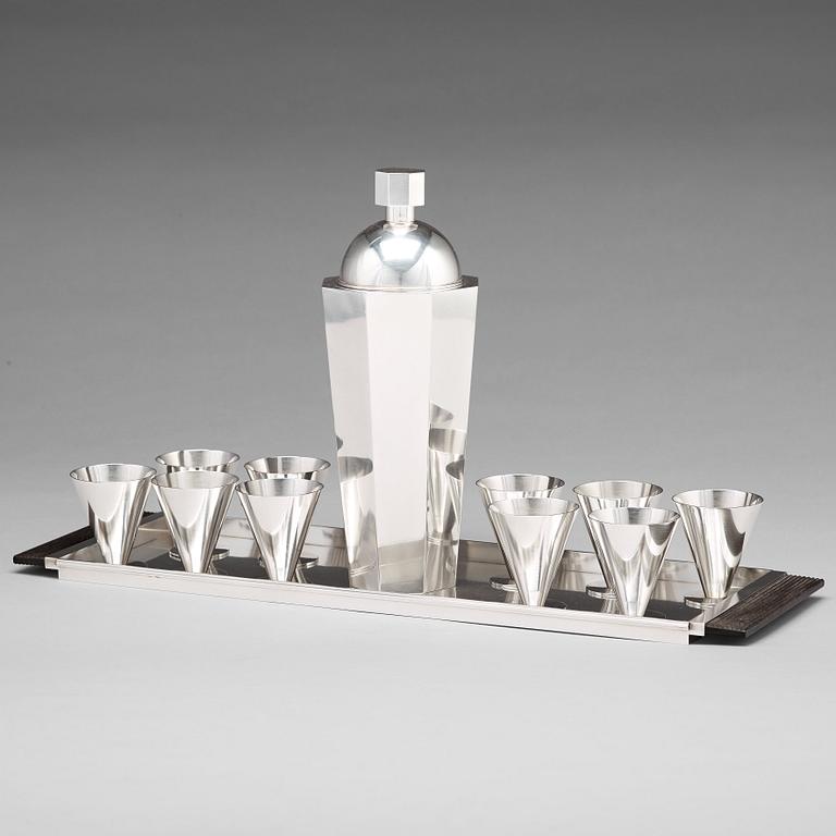 Wiwen Nilsson, a cocktail set comprising a cocktailshaker, ten glasses and a tray, Lund, sterling 1946.