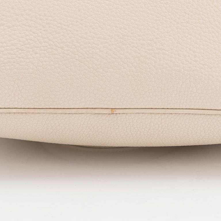 Prada, a 'Vitello Daino Tote' bag.