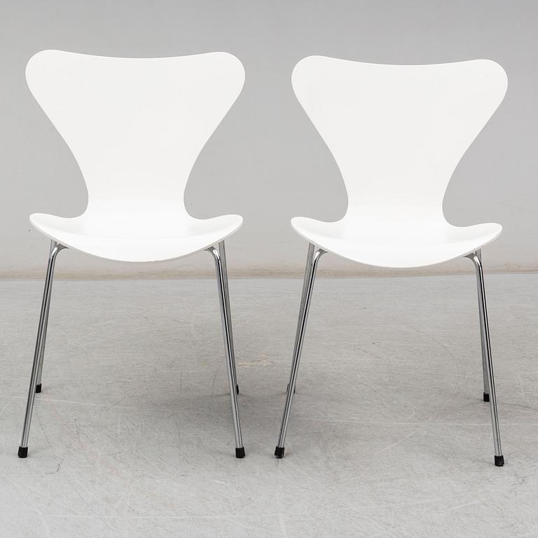 ARNE JACOBSEN, stolar, ett par, "Sjuan", Fritz Hansen, 2001.