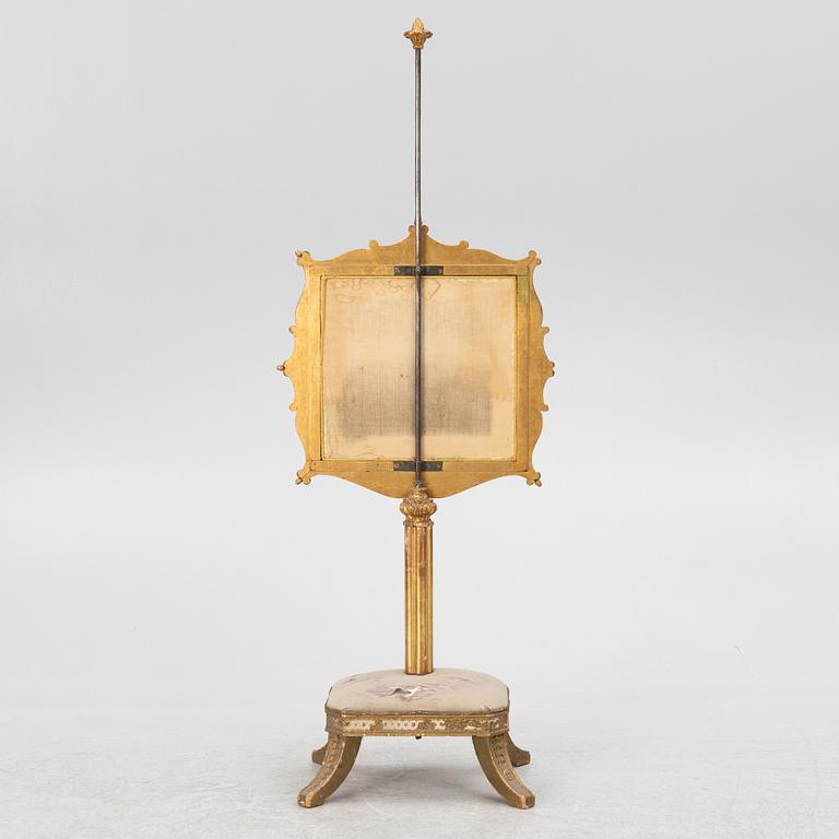 Brasskärm med fotpall, omkring 1900.