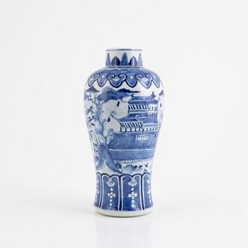 A porcelain urn, China, late Qing dynasty, 19th century.