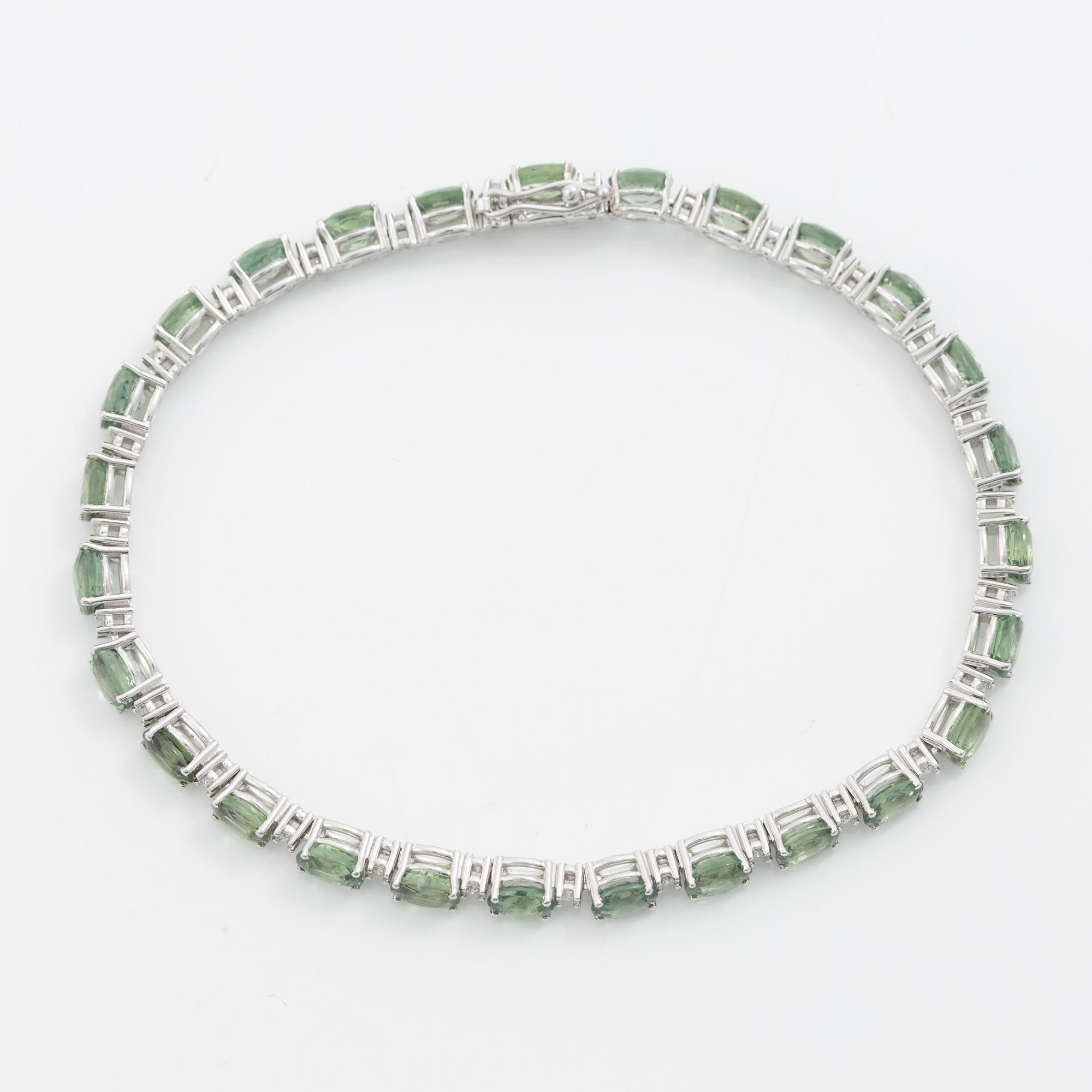 Bracelet 18K white gold with green sapphires and brilliant-cut diamonds.