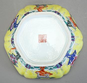 SKÅL, porslin, Kina, 1800-tal med Jiaqings sigill.