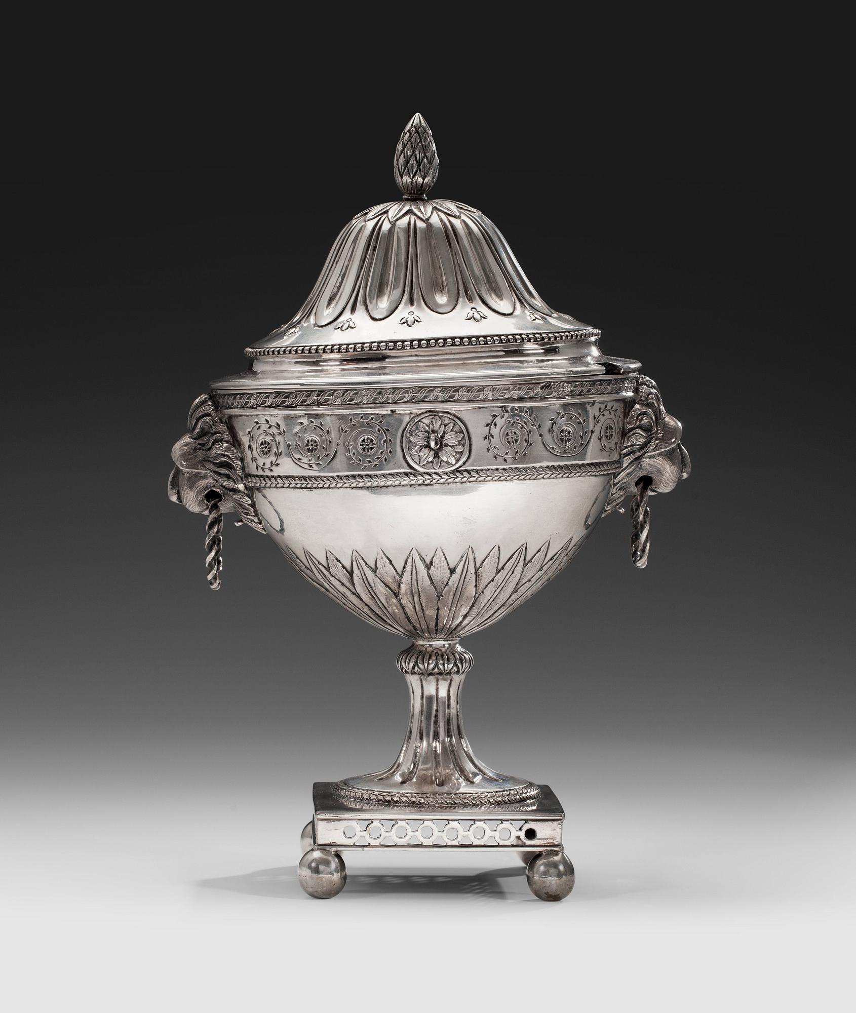SOKERIKKO, hopeaa Stralsund 1700 l. loppu. Leimattu GJD. Korkeus 26,5 cm. Paino 833 g.