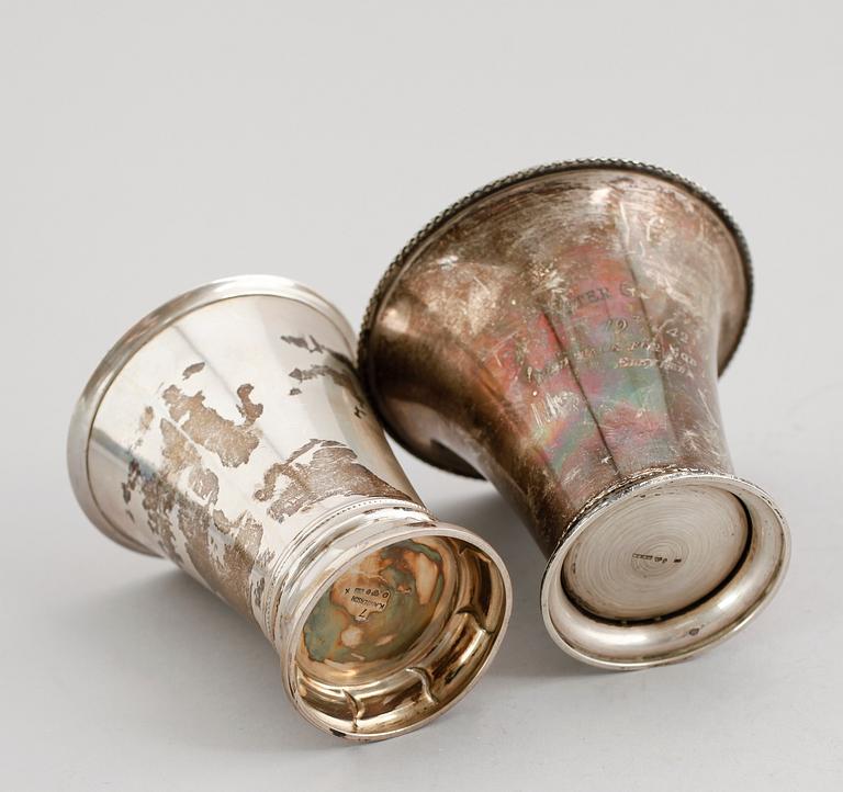 BÄGARE, 2 st, silver, en märkt K Andersson, 1925 samt en 1942. Vikt ca 155 gram.