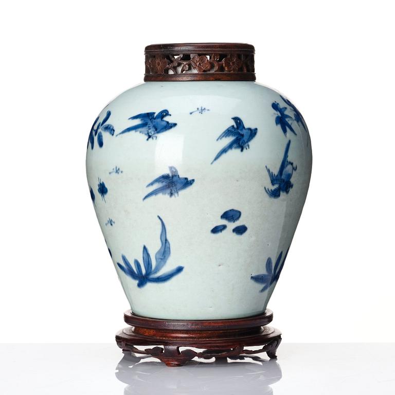 A blue and white Transitional jar, 17th Century.