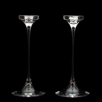LJUSSTAKAR, ett par, glas och silver, "Amor Vincit Omina", Efva Attling, Orrefors, signerade Orrefors och numrerade.