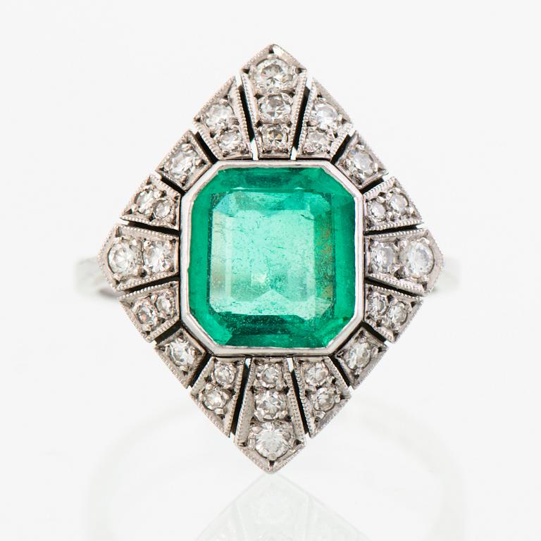 SORMUS, viistehiottu smaragdi, 8/8-hiotut timantit. A. Tillander, Helsinki 1976.