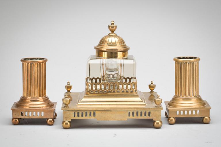 PENNSTÄLL SAMT LJUSSTAKAR/STÄLL, 3 delar. Skultuna, 1900-talets första del.