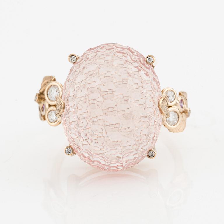 Ring "honey comb" med skuren rosa kvarts och briljantslipade diamanter.